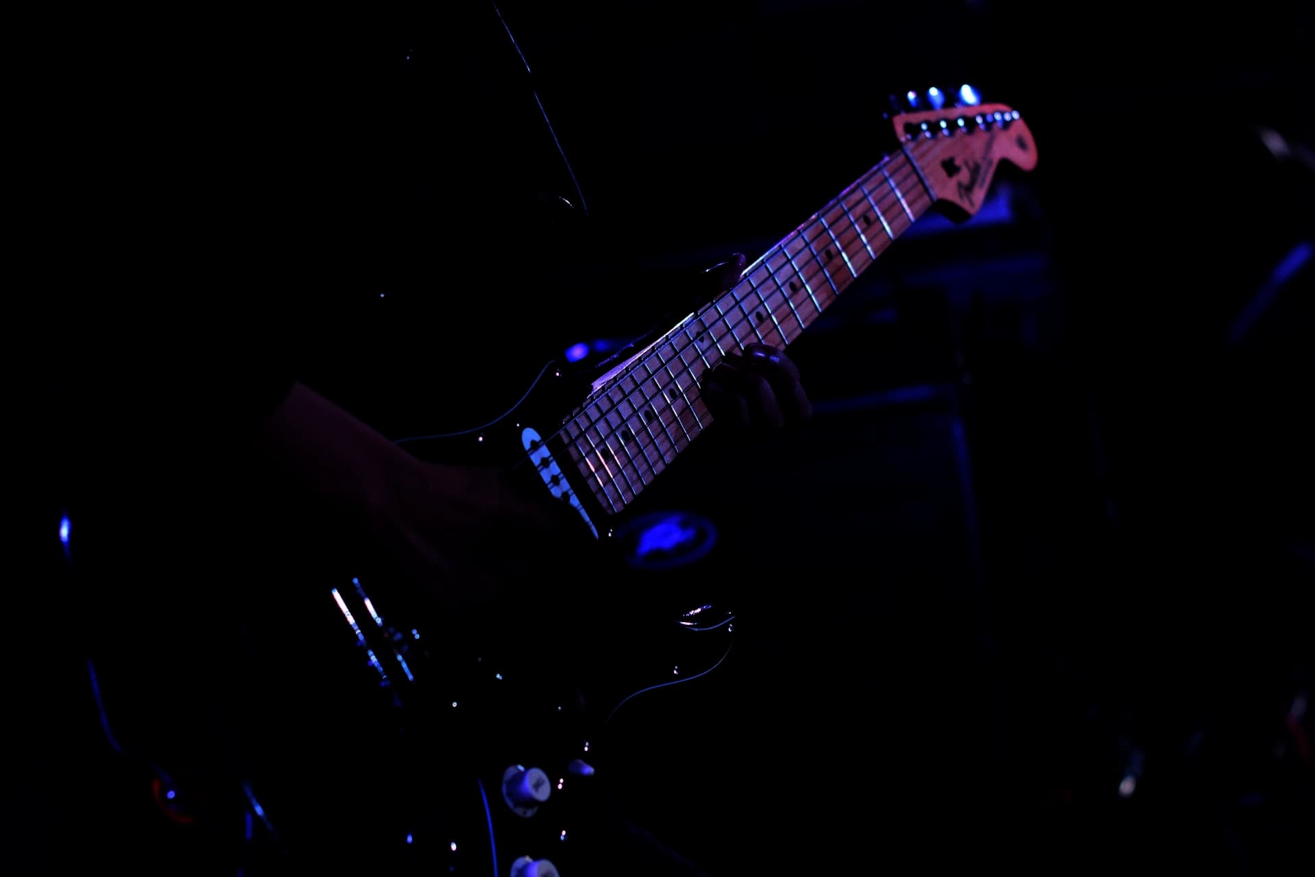 Guitarista tocando